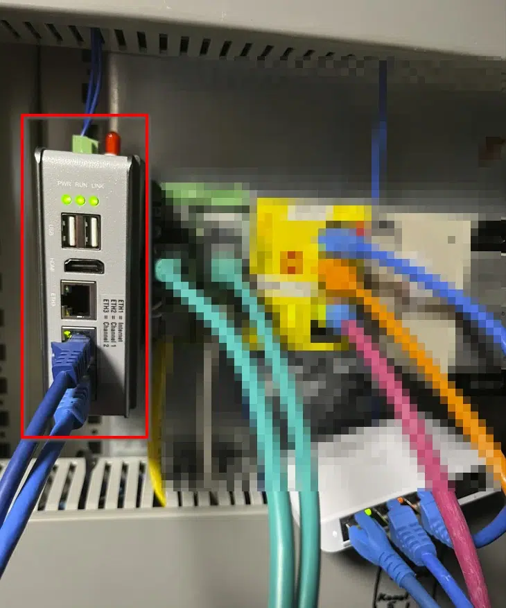 Produktion EINFACH digitalisieren: Die eingesetzte Hardware im Schaltschrank benötigt wenig Platz. Produktion EINFACH digitalisieren: Die eingesetzte Hardware im Schaltschrank benötigt wenig Platz.